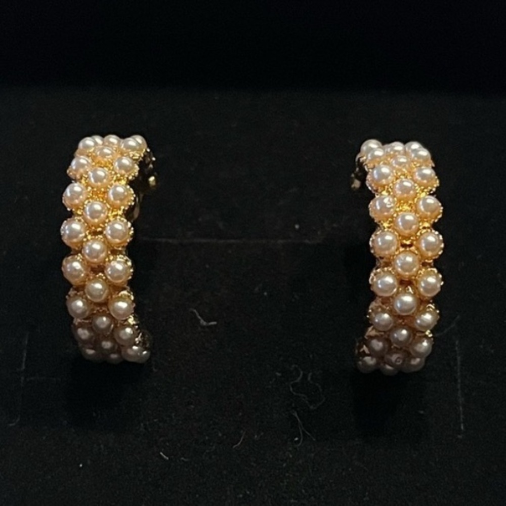 Hoop pearl earrings. Gold-tone
